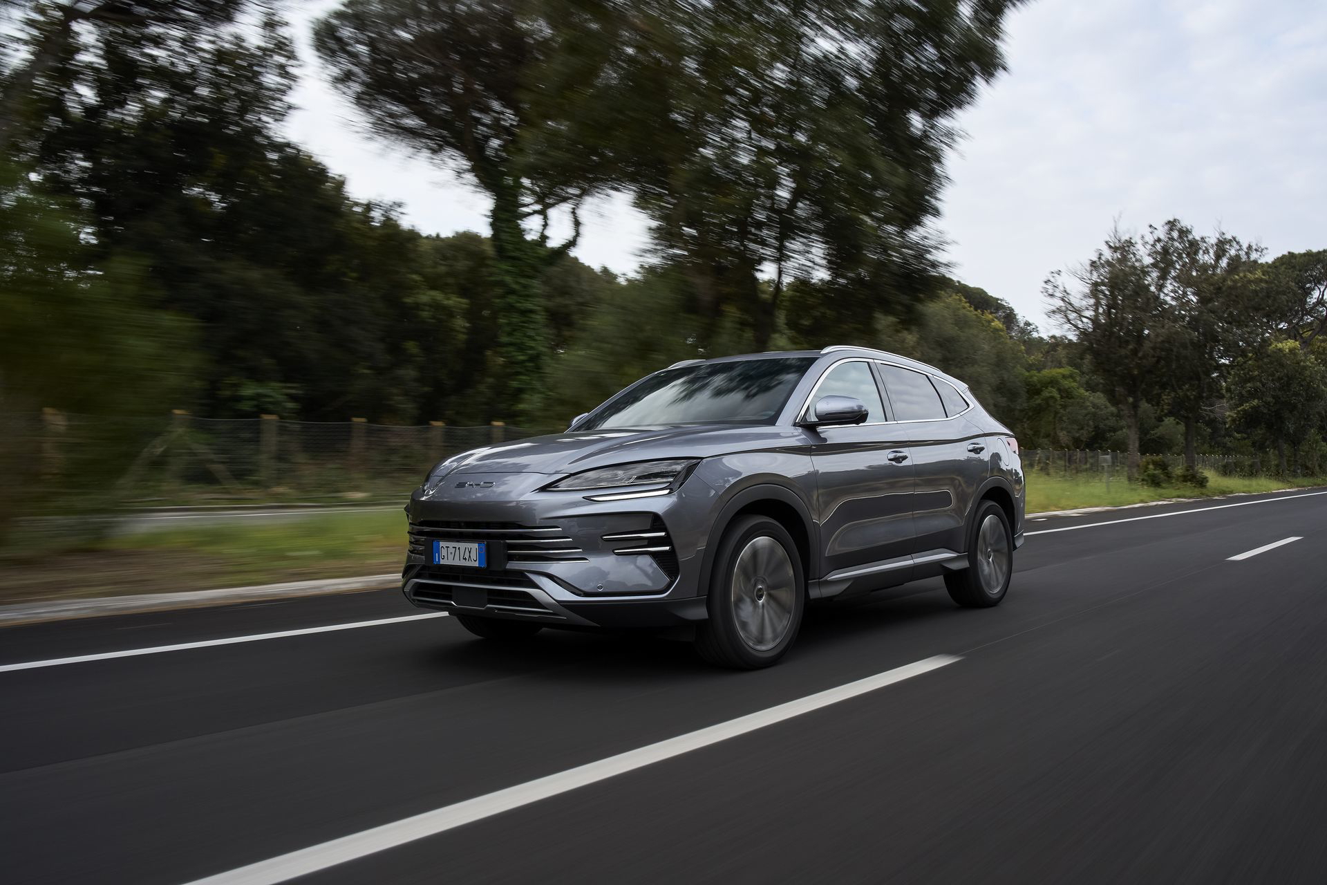 Vista lateral del BYD Seal en movimiento, destacando su silueta aerodinámica