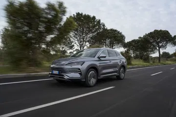 Vista dinámica del BYD Seal en carretera, destacando su línea lateral aerodinámica.