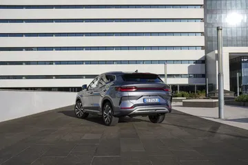 BYD Seal 2024, elegante diseño trasero y dinámica lateral