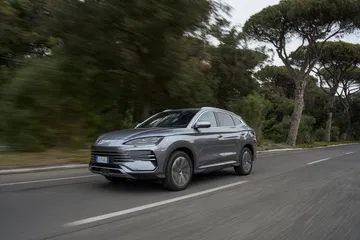 Vista dinámica del BYD Seal en carretera, reflejando su estilizado diseño