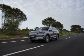 Vista en ángulo del BYD Seal eléctrico, destacando su diseño futurista.