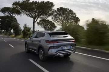 Vista trasera-lateral del BYD Seal en movimiento, reflejando dinamismo