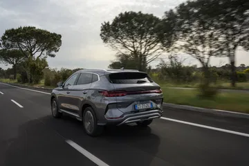BYD Seal circulando con vista trasera y lateral, diseño y aerodinámica destacados.