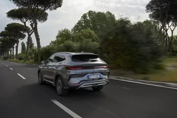 Vista dinámica del BYD Seal mostrando su línea trasera y lateral.