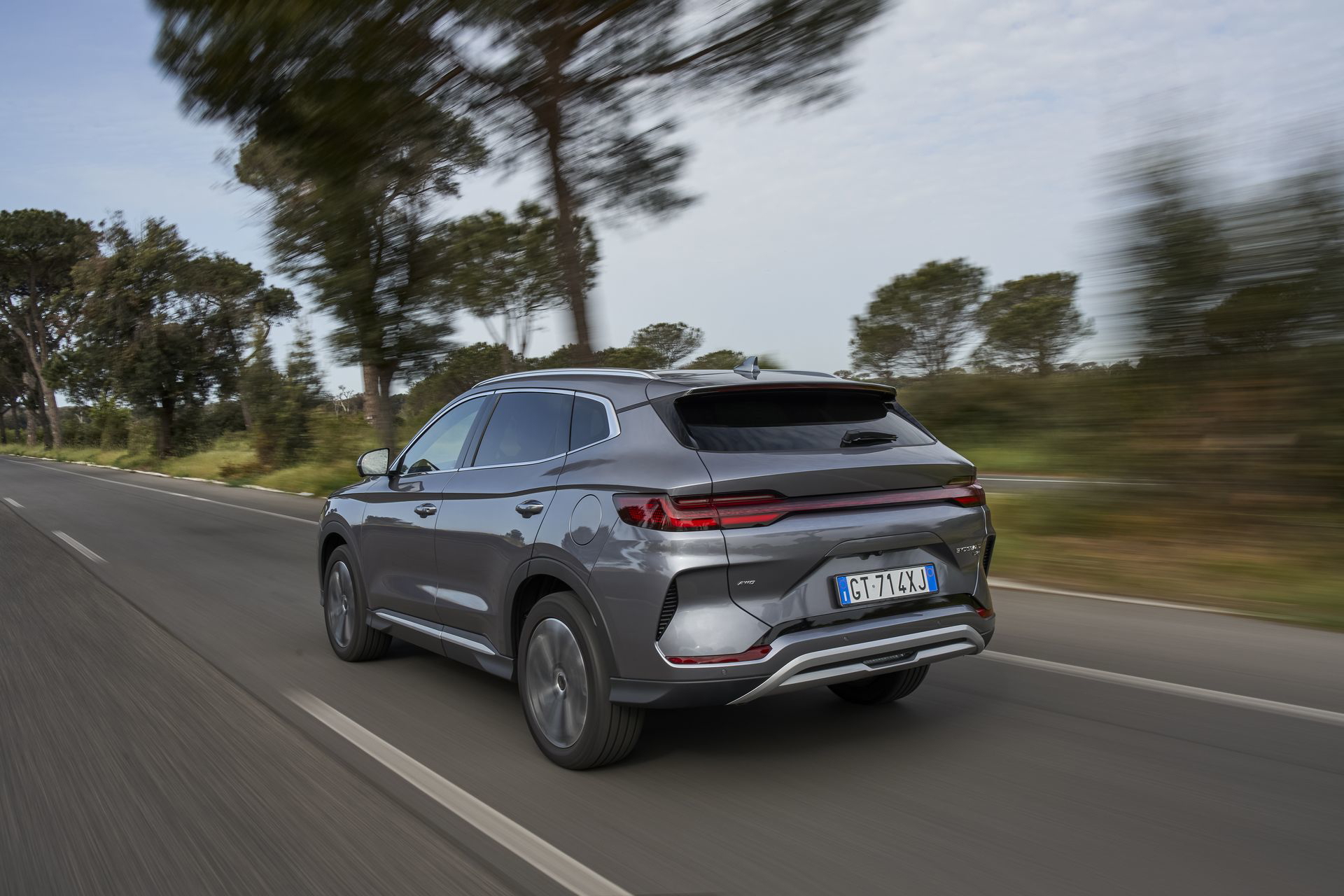 La trasera y la silueta lateral del BYD Seal ofrecen un diseño vanguardista y aerodinámico.