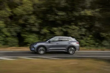 El BYD Seal en dinámica lateral, muestra su diseño aerodinámico y moderno.