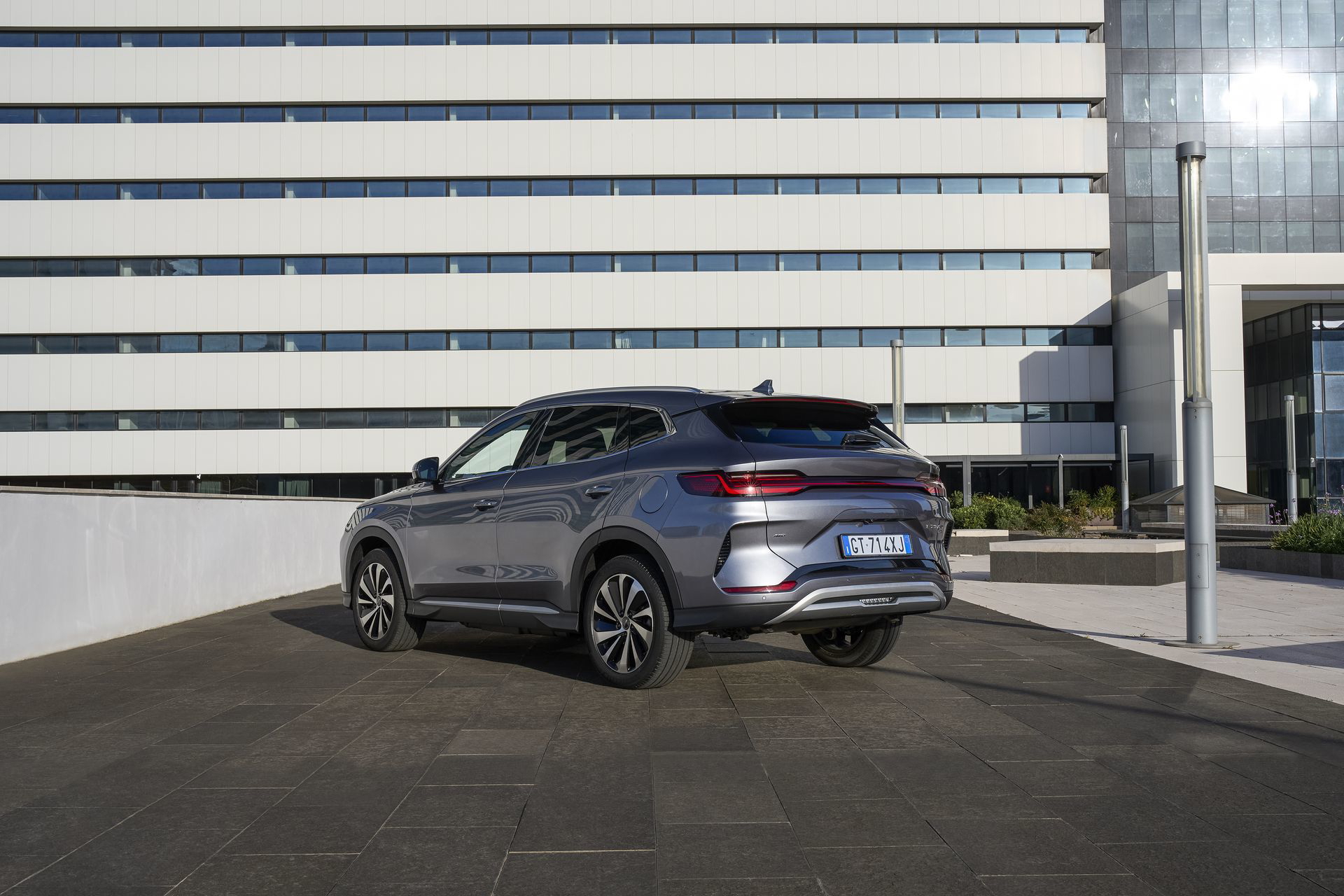 Vista lateral del BYD Seal que promete revolucionar el segmento SUV eléctrico