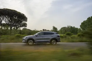 SUV eléctrico BYD Seal en entorno natural, diseño moderno y aerodinámico