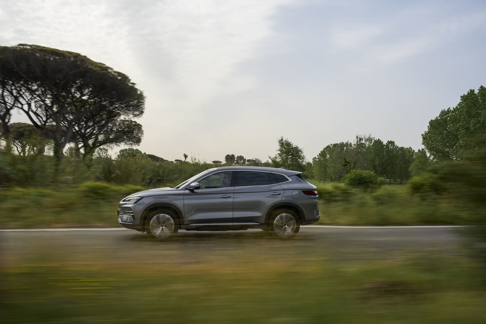 SUV eléctrico BYD Seal en entorno natural, diseño moderno y aerodinámico