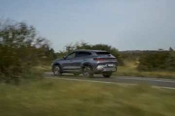 BYD Seal en entorno natural demostrando su capacidad y diseño