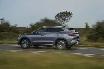 Vista dinámica del BYD Seal en movimiento, destacando su línea aerodinámica.