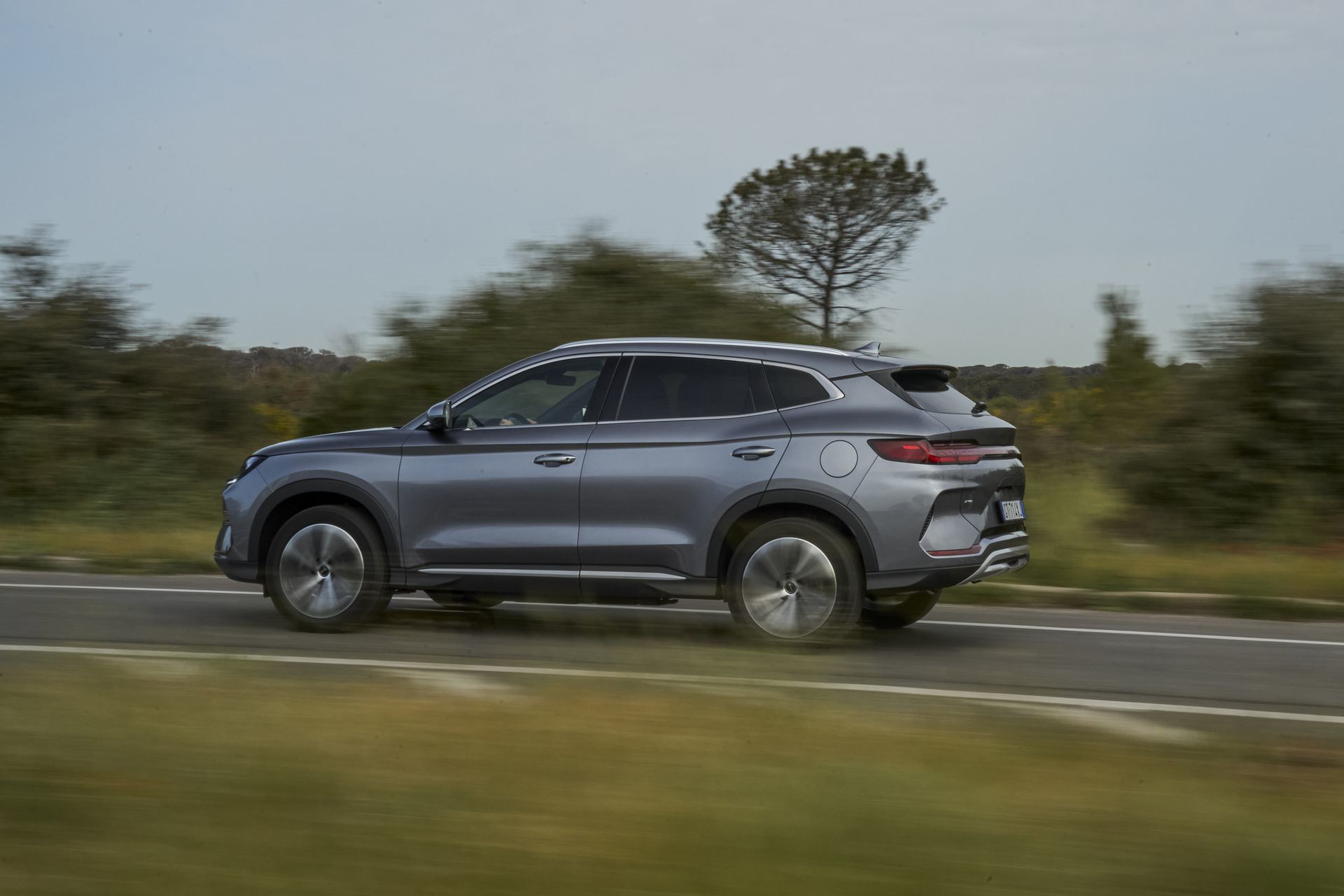 Vista dinámica del BYD Seal en movimiento, destacando su línea aerodinámica.