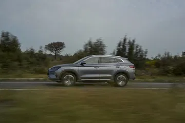 Vistazo lateral BYD Seal, diseño elegante y perfil aerodinámico