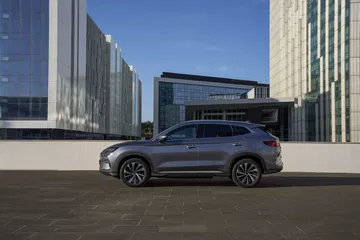 Vista lateral del BYD Seal mostrando su línea aerodinámica y diseño moderno.