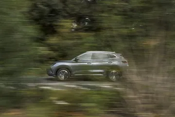 El BYD Seal en acción, mostrando su elegante línea lateral.