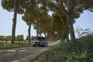 Vista lateral del BYD Seal en entorno natural