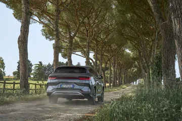 BYD Seal 2024 en dinámica por camino rural, diseño moderno y eficiente.