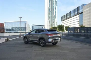 Vista lateral del BYD Seal mostrando su diseño estilizado