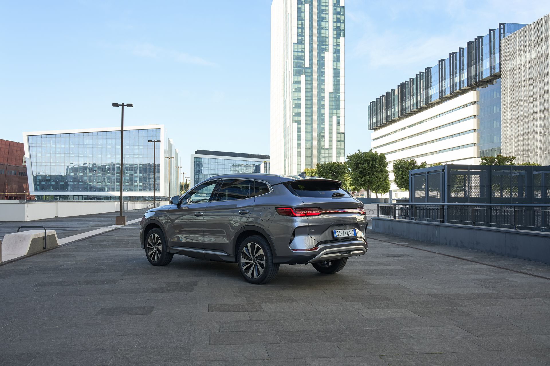 Vista lateral del BYD Seal mostrando su diseño estilizado