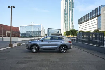 El BYD Seal en entorno urbano, destila elegancia y eficiencia.