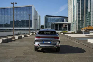 Vista trasera y lateral del BYD Seal en entorno urbano