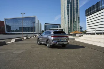 BYD Seal 2024 captado en una estampa urbana, mostrando líneas modernas y robustas.