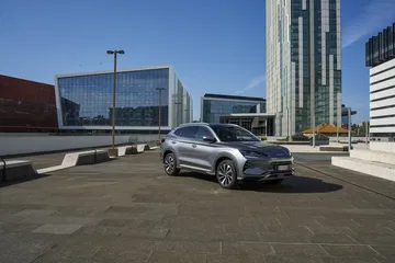 El BYD Seal captura las miradas con su diseño lateral elegante y moderno.