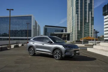 Vista lateral del BYD Seal mostrando su diseño aerodinámico y elegante.