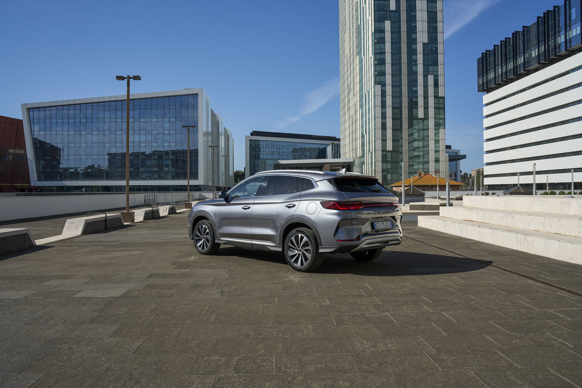 Vista lateral del BYD Seal en ambiente urbano, mostrando su perfil aerodinámico y diseño moderno.