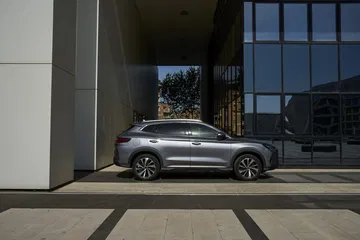 Vista lateral del BYD Seal que destaca su diseño aerodinámico