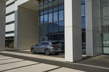 BYD Seal aparcado mostrando línea lateral elegante