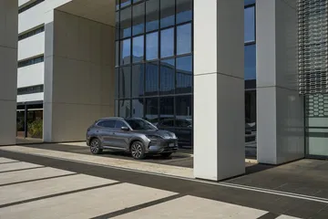 El BYD Seal 2024 luce un diseño lateral elegante y moderno
