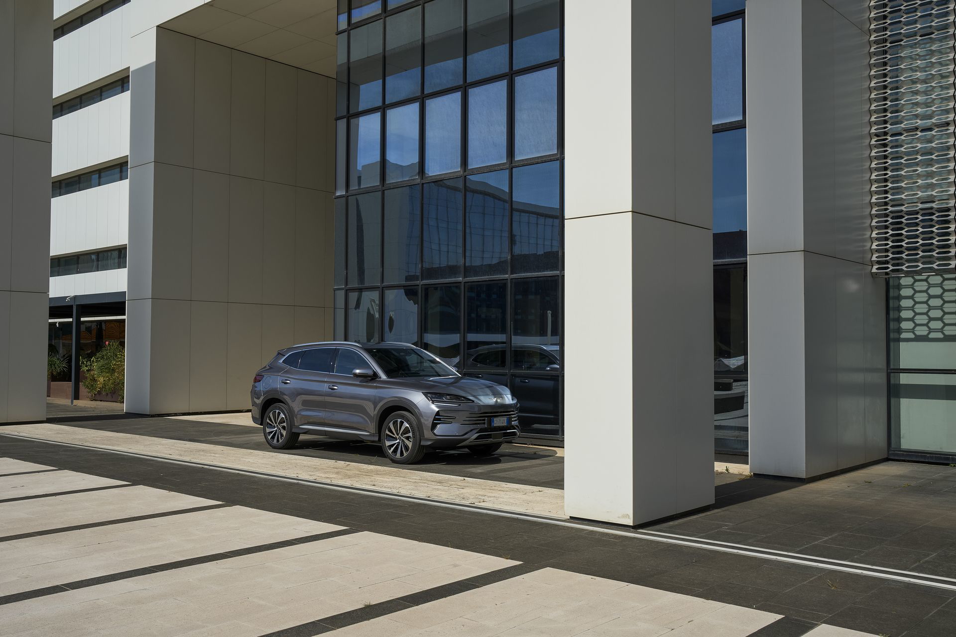 El BYD Seal 2024 luce un diseño lateral elegante y moderno