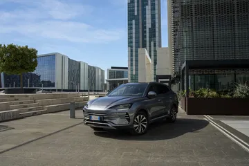 BYD Seal en su hábitat urbano, estampa de diseño y eficiencia.