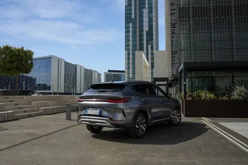 Vista trasera y lateral del BYD Seal, vehículo eléctrico con diseño innovador.
