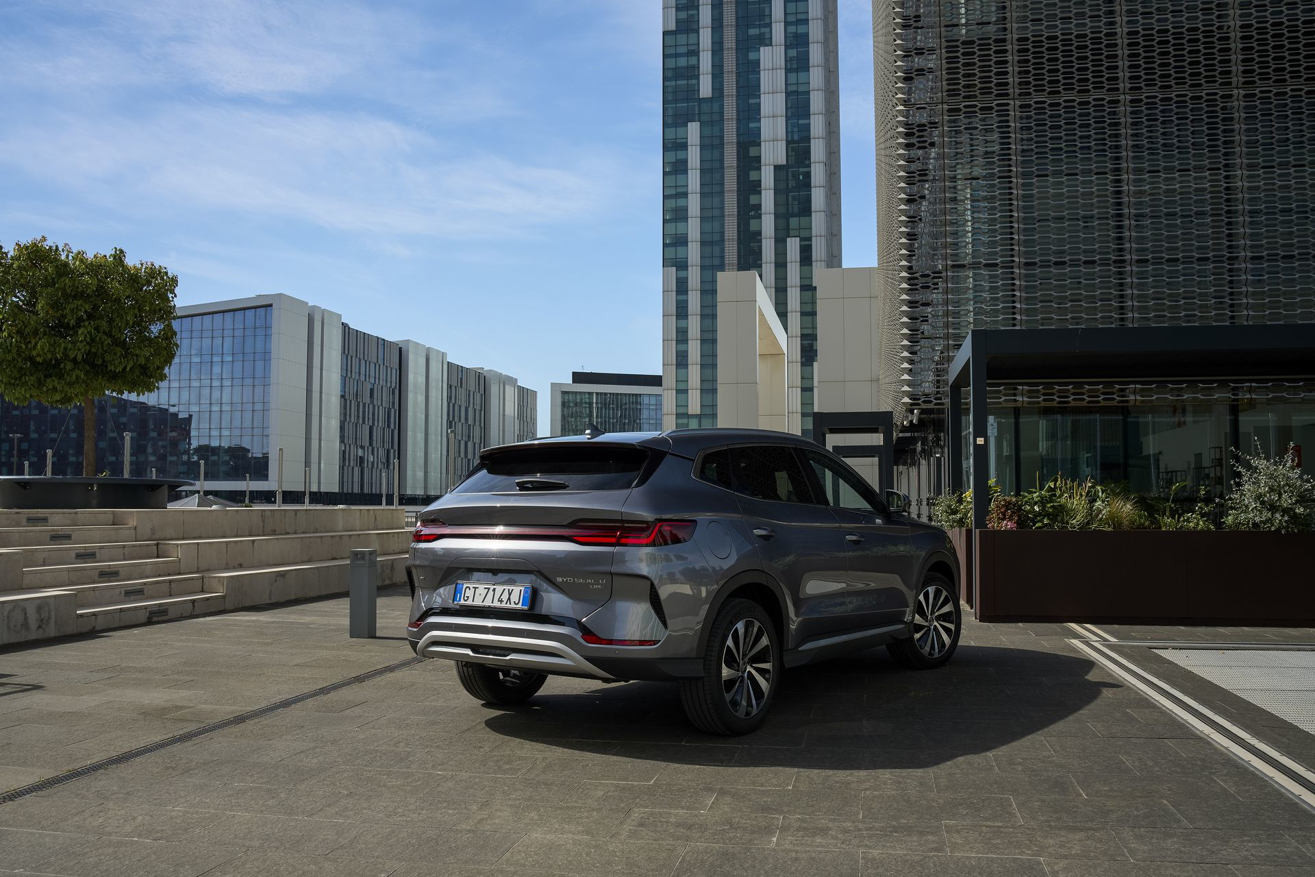 Vista trasera y lateral del BYD Seal, vehículo eléctrico con diseño innovador.
