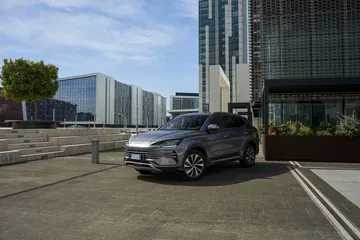 Vista lateral del BYD Seal 2024, promesa de eficiencia eléctrica.