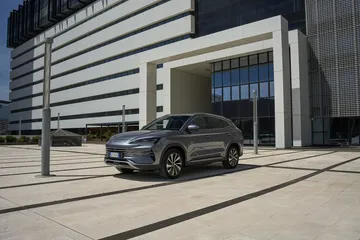 Vista lateral del BYD Seal, diseño elegante y moderno.