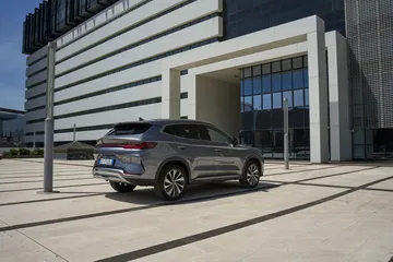 Vista lateral del BYD Seal en entorno urbano, mostrando su diseño moderno y aerodinámico.