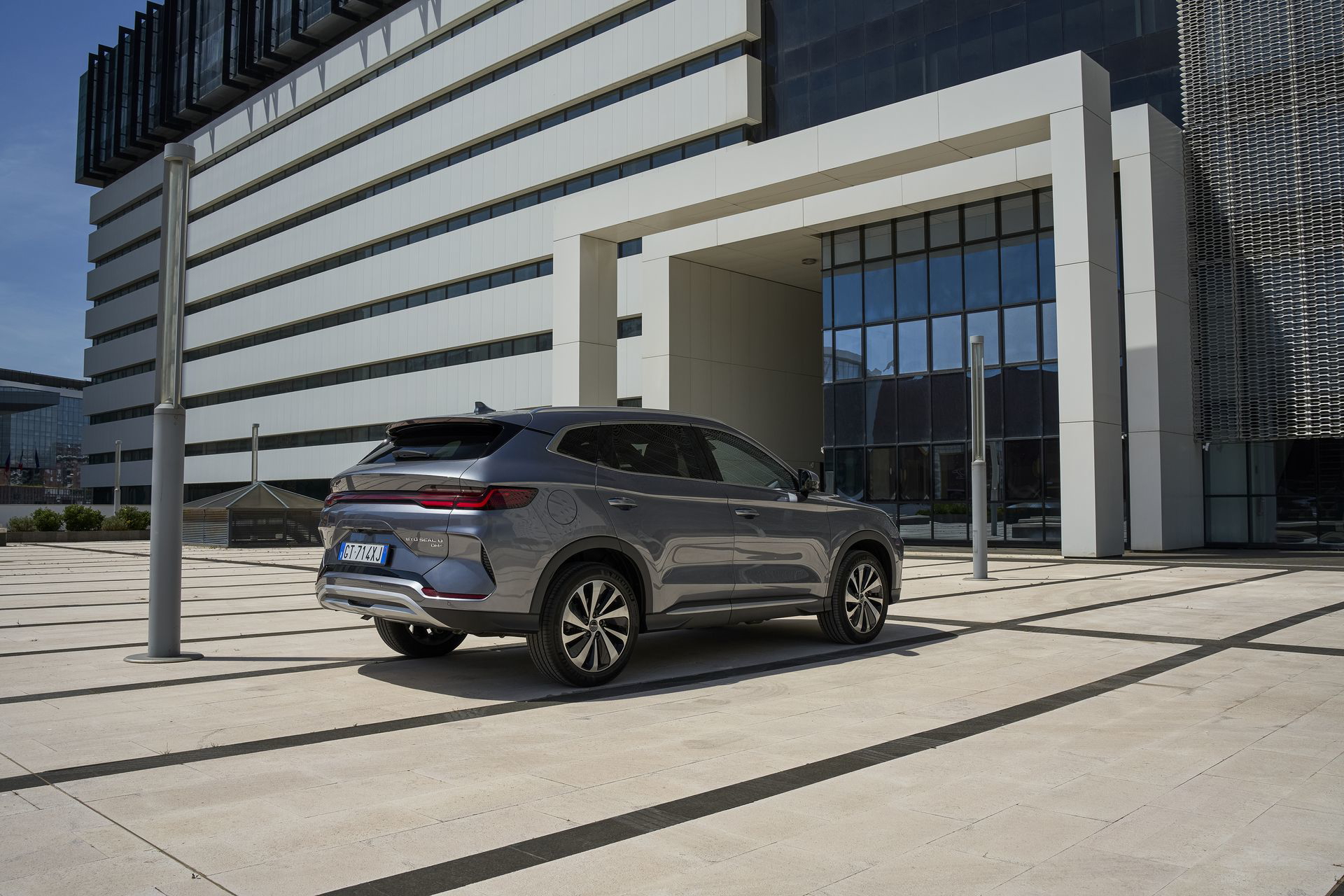 Vista lateral del BYD Seal en entorno urbano, mostrando su diseño moderno y aerodinámico.