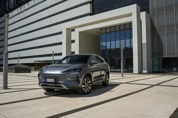 BYD Seal en su hábitat urbano: diseño elegante y eficiente.