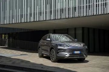 BYD Seal captado en su hábitat urbano, diseño vanguardista y líneas limpias.