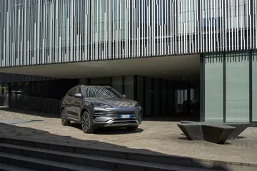 Vista lateral del BYD Seal mostrando su elegante diseño