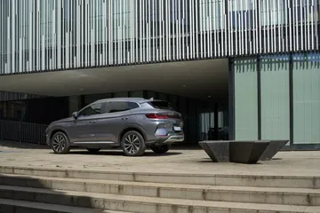 Vista lateral del BYD Seal, diseño elegante y aerodinámico destacado.
