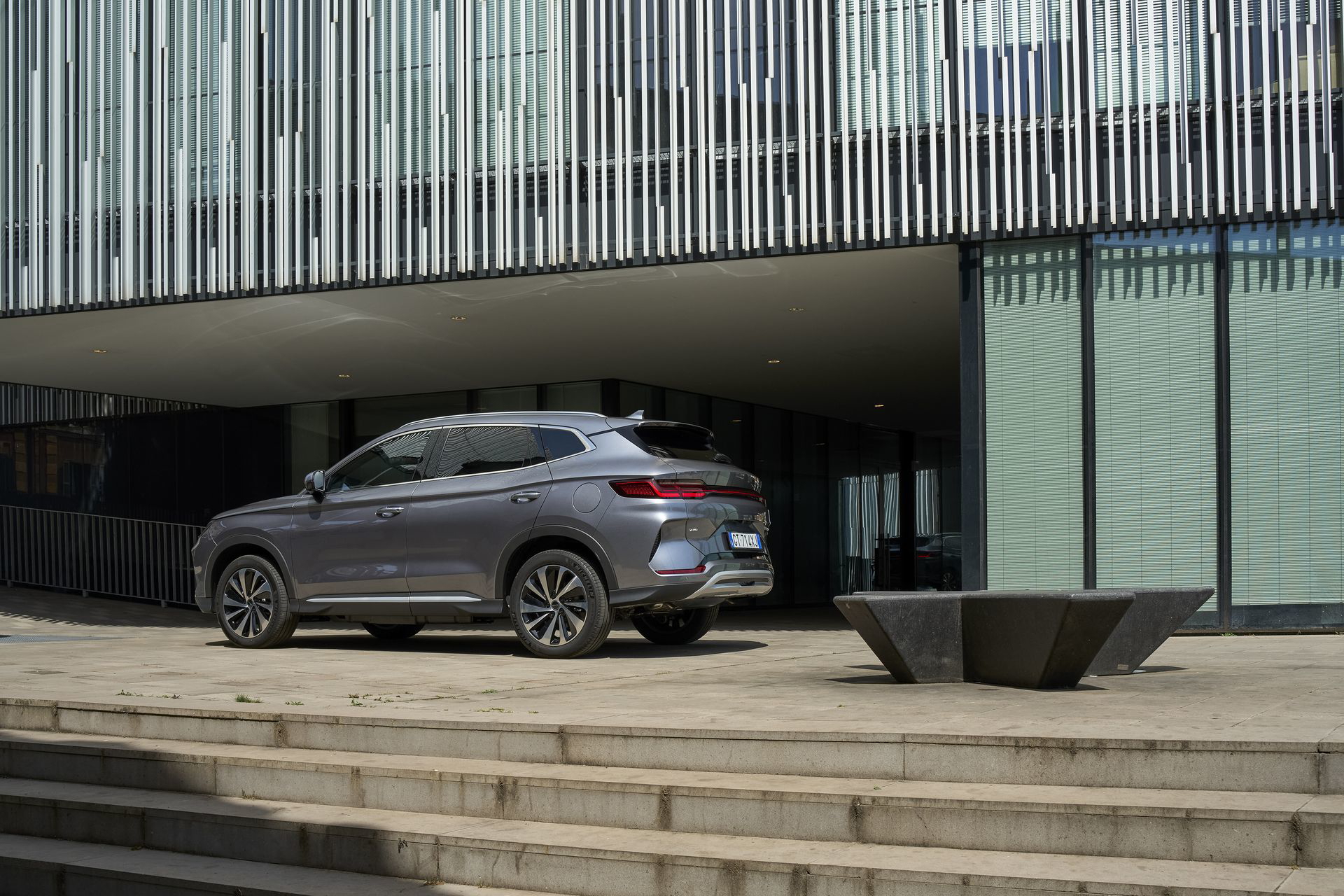 Vista lateral del BYD Seal, diseño elegante y aerodinámico destacado.