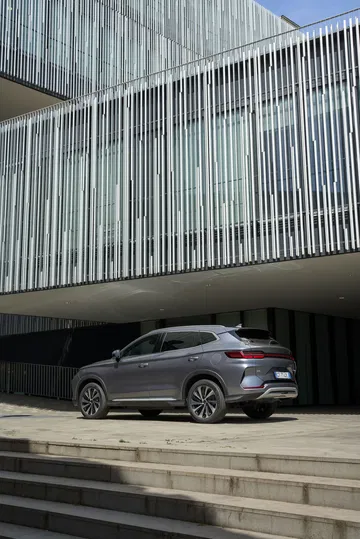 BYD Seal en entorno urbano, diseño sofisticado