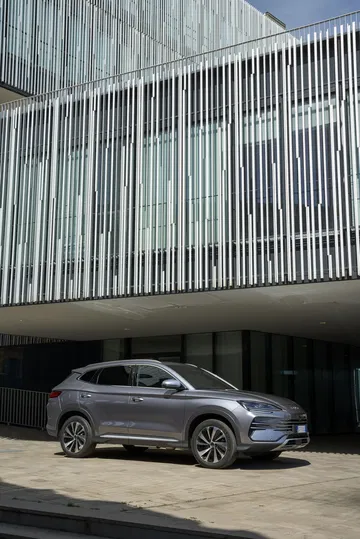 El BYD Seal muestra un diseño lateral elegante y moderno.