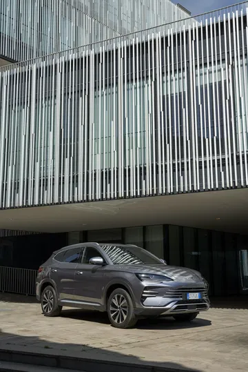 Vista lateral del BYD Seal mostrando su elegante diseño.