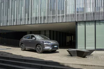 BYD Seal 2024, SUV eléctrico futurista en entorno urbano