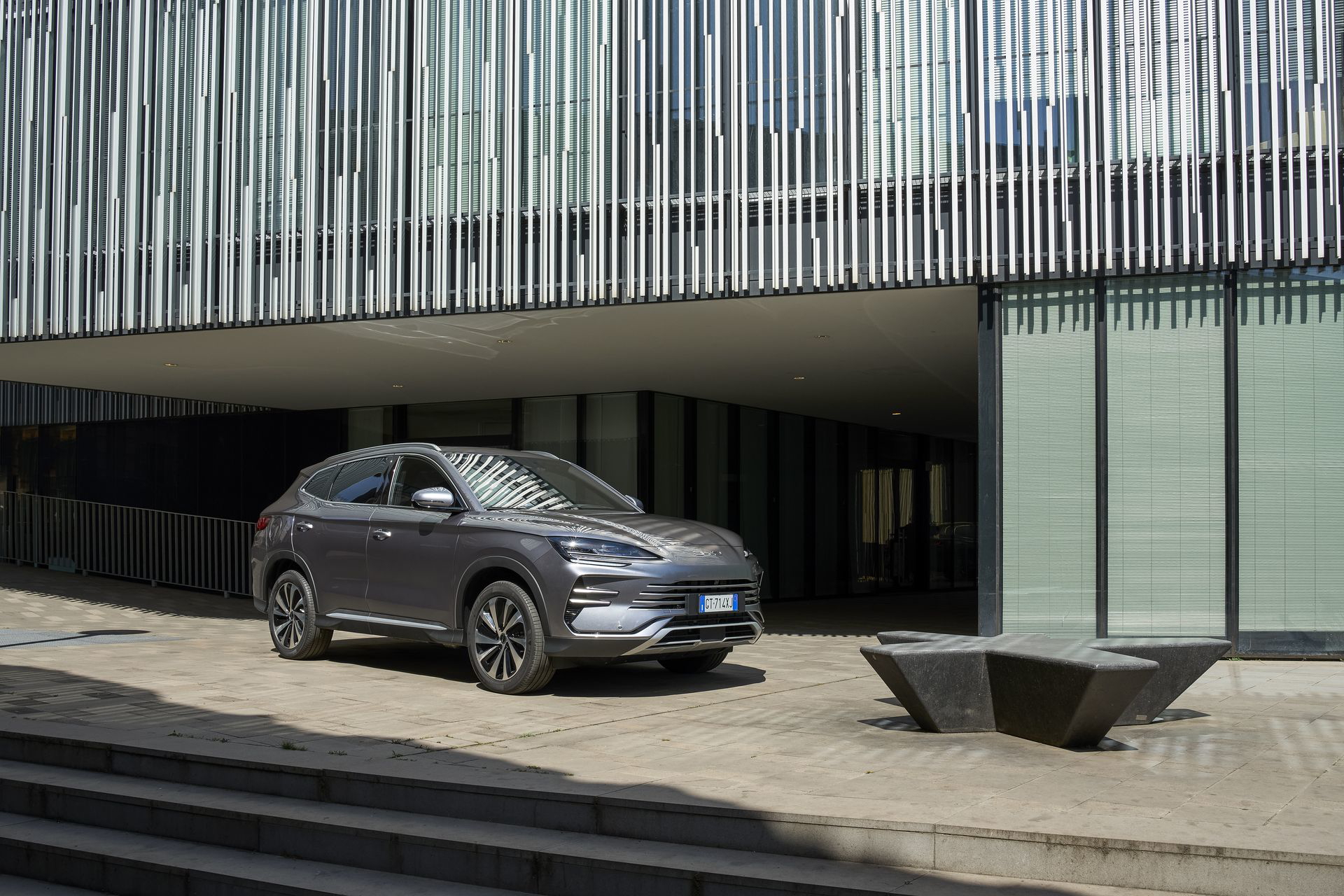 BYD Seal 2024, SUV eléctrico futurista en entorno urbano